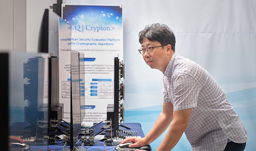 <Q|Crypton>을 연구중인 이석준 연구원